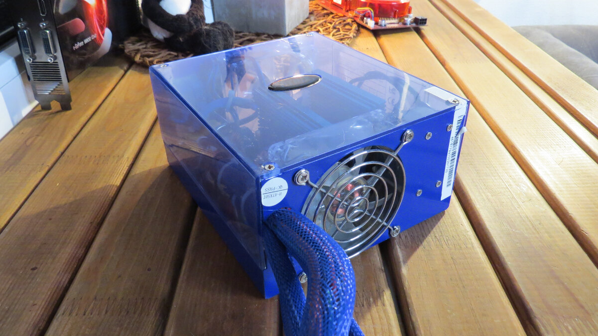 Огромная беда - акриловая крышка очень сильно царапается, с другой стороны - в БП стеклянную крышку не поставить...