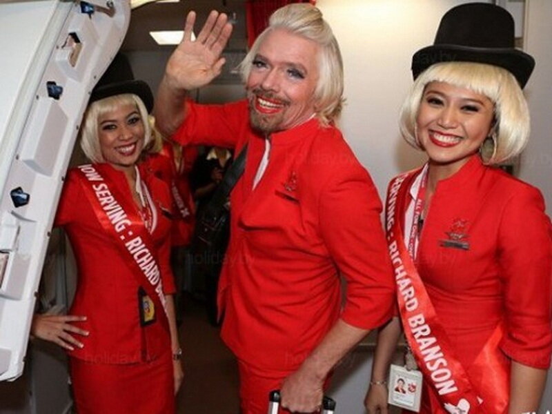 "Известный английский бизнесмен Ричард Брэнсон, основатель авиакомпании Virgin и миллиардер по совместительству, побрил ноги, нанес макияж, переоделся в женскую красную форму компании AirAsia и отправился работать стюардессой"