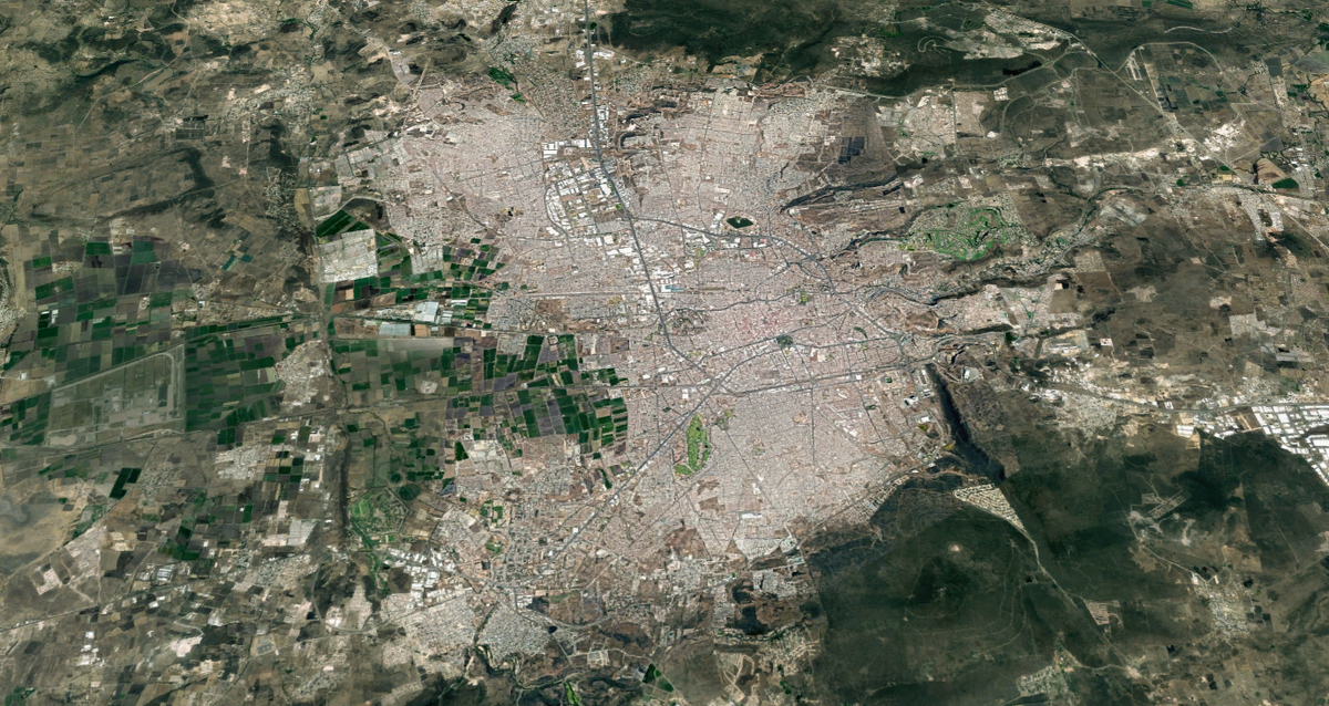 Город Керетаро в Свободном и Суверенном Штате Керетаро, Мексика. Координаты: 20.588798, -100.394090, высота - 2.000 метров. Тип: Спутник, режим: Глобус, Вид 3D, без ярлыков, Google карта.