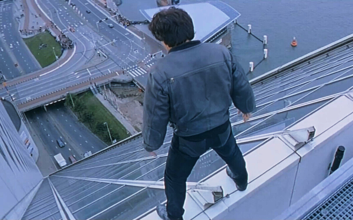 Джеки в фильм "Кто я?"  решил спуститься по внешней стороне 25-этажного здания Виллемсверф в Роттердаме.