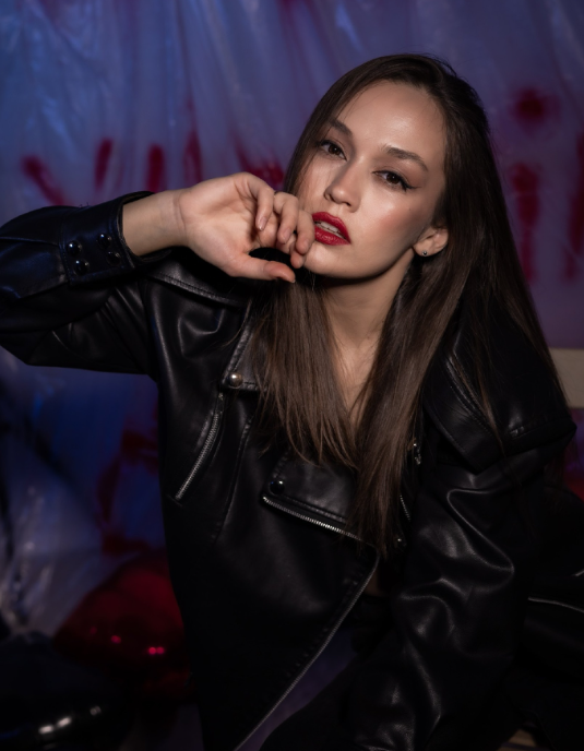 автопортретная студия. саньков александр. автопортретная студия. портрет девушки в студии. позы в зеркале.