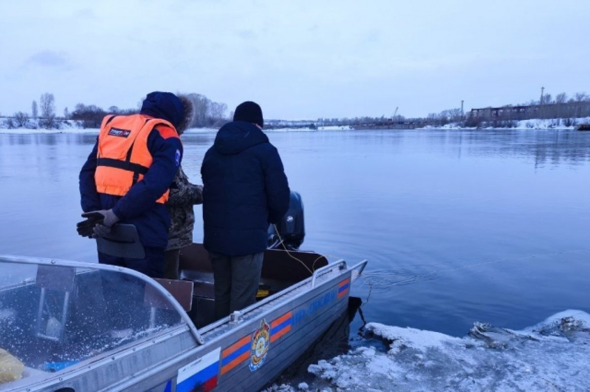    Спасатели продолжают поиски красноярского рыбака, которого унесло на льдине