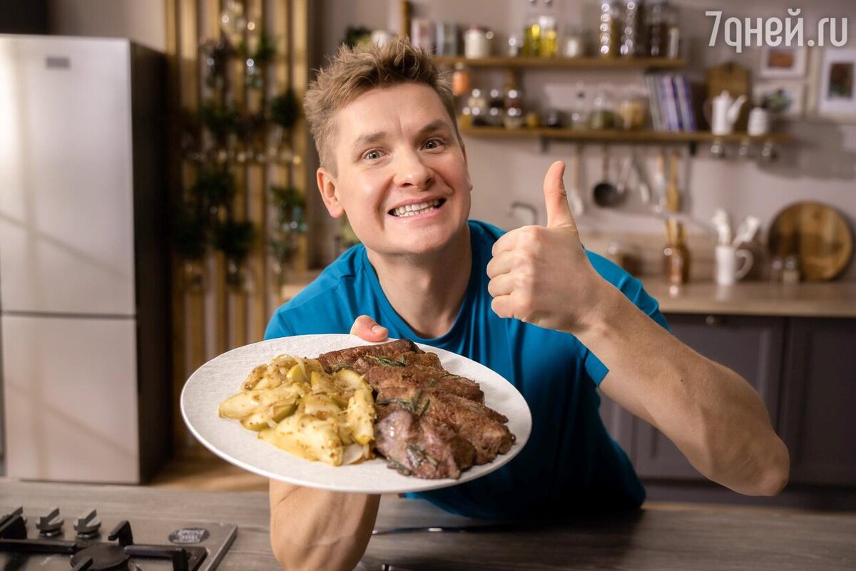 Печень по-берлински с яблоками и луком: рецепт от Александра Бельковича |  7Дней.ru | Дзен