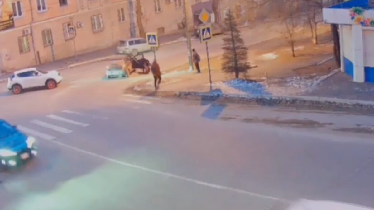     В Приморском крае произошло ДТП, в котором пострадала девочка. Инцидент случился в Находке напротив Дворца культуры моряков.