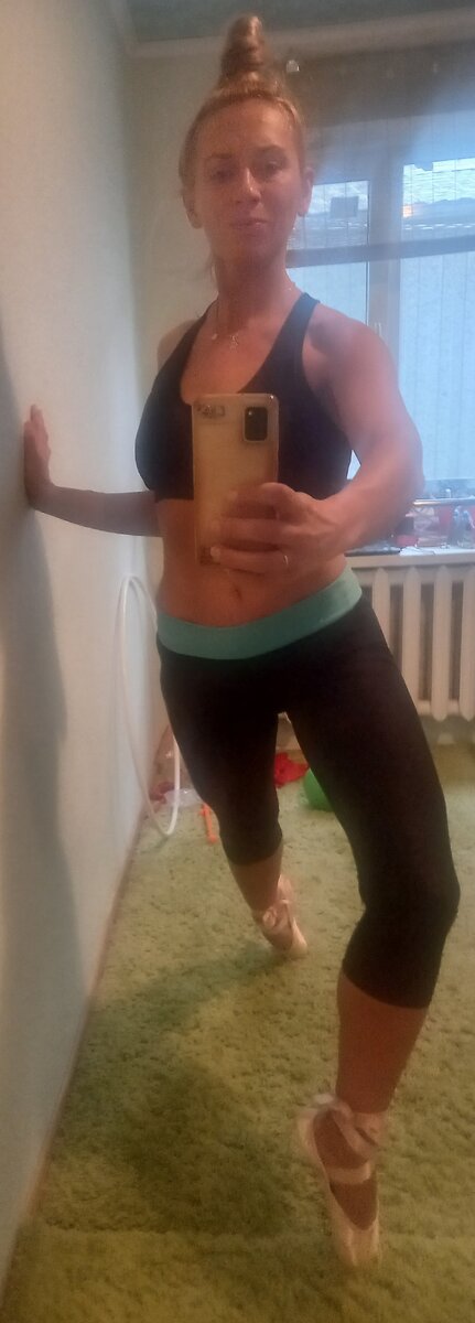 Невысокие девушки. Девушка и сладкое. Невысокие девушки. Почему девушек меньше. Мемы про девушек.