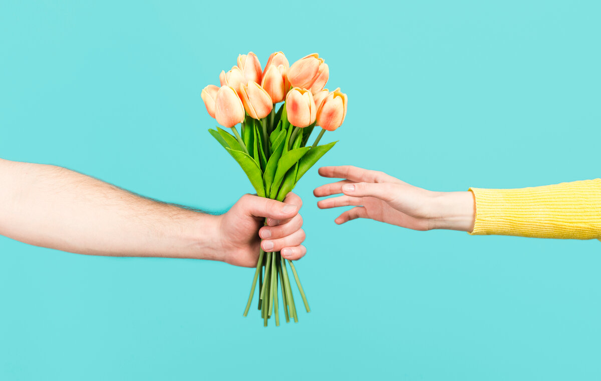 Вообще, сам факт того, что нам кто-то понравился, говорит о нашем желании с этим человеком сблизиться. Так почему же стоит выдержать дистанцию и что это значит?