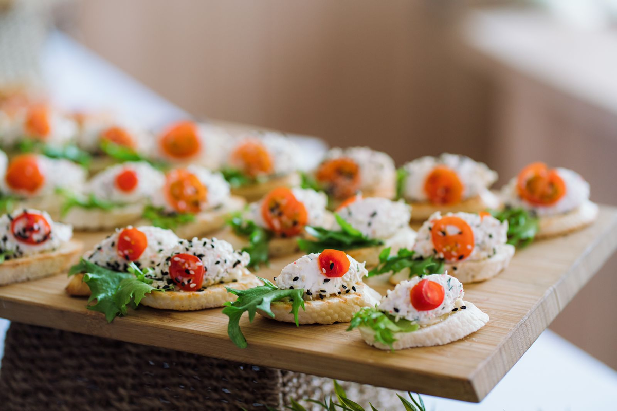 Брускетты со снежным крабом и соусом крем-чиз - shop.m-catering.ru