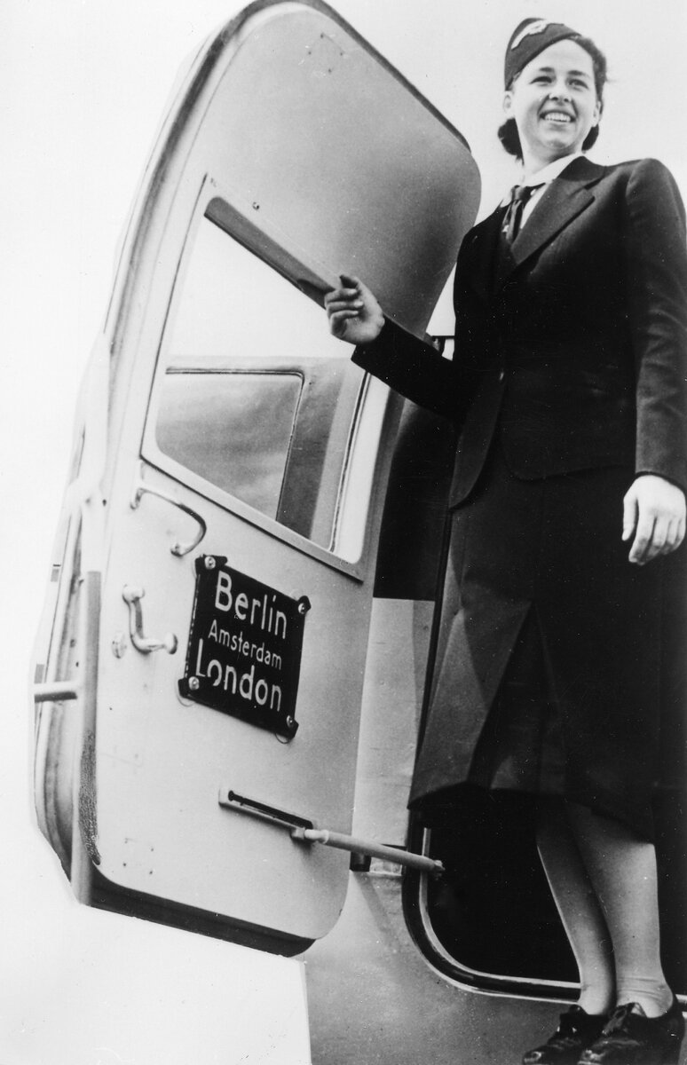    Сотрудница авиакомпании Lufthansa, 1938 год / ullstein bild/ullstein bild via Getty Images