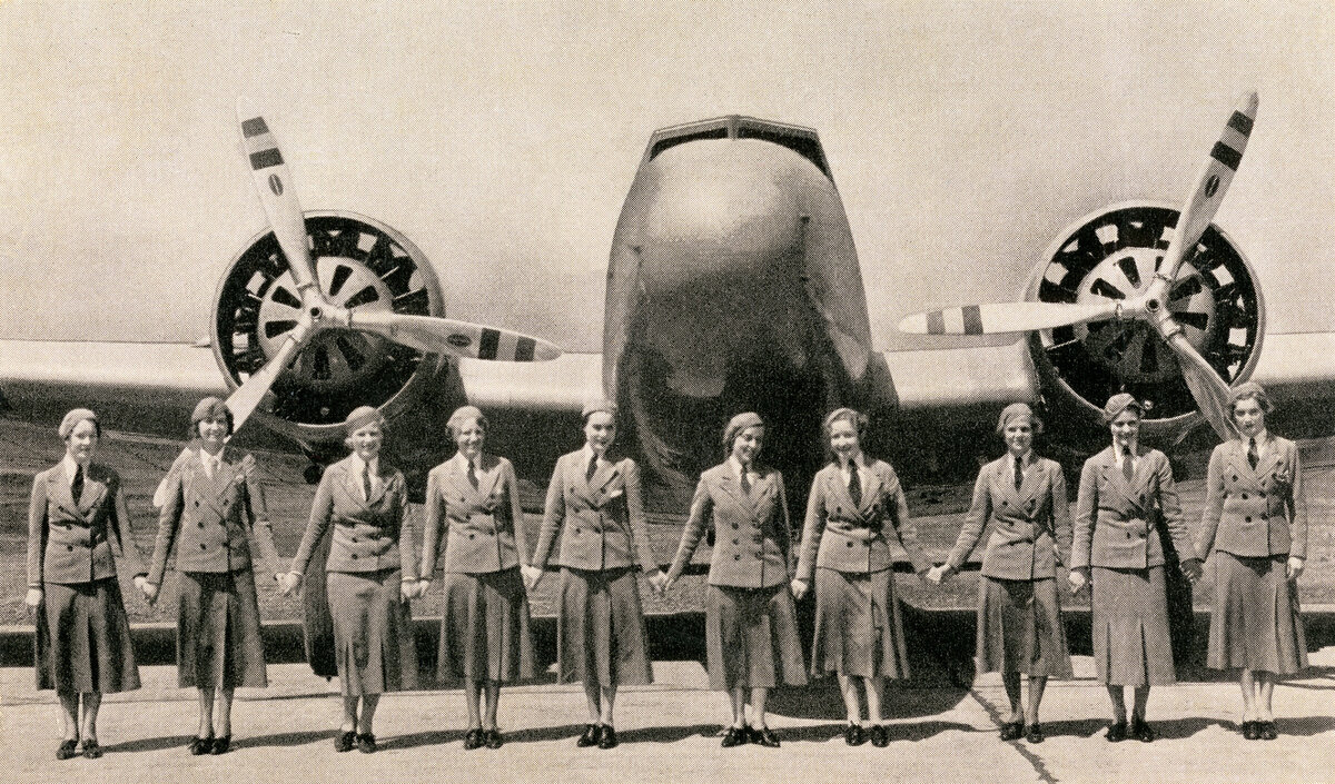    Стюардессы на фоне 10-местного пассажирского Boeing 247, 1940 год / GraphicaArtis/Getty Images