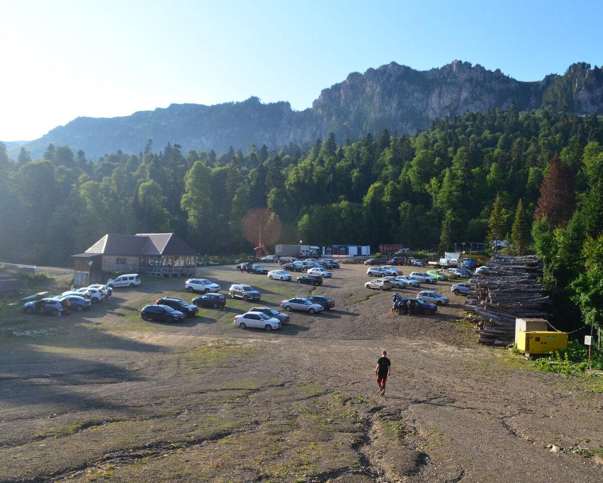мотивация изображение. плывет по дороге. влюбленные на дороге. женщина со спины. человек идет к цели.