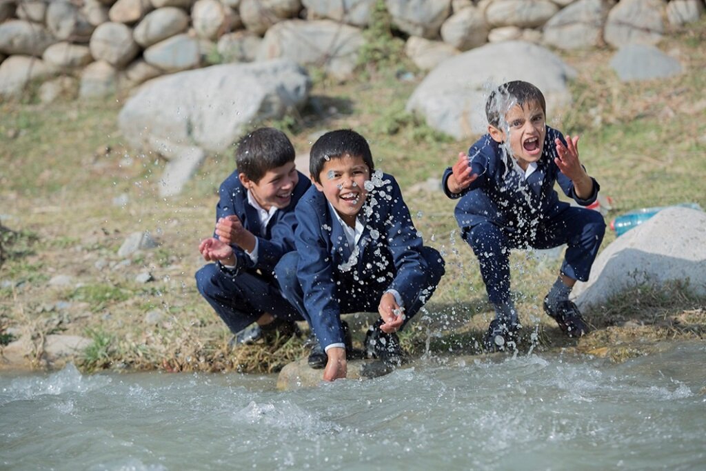 Дети Таджикистана. Вода в Таджикистане. Реки Таджикистана. Чистые воды Таджикистана.