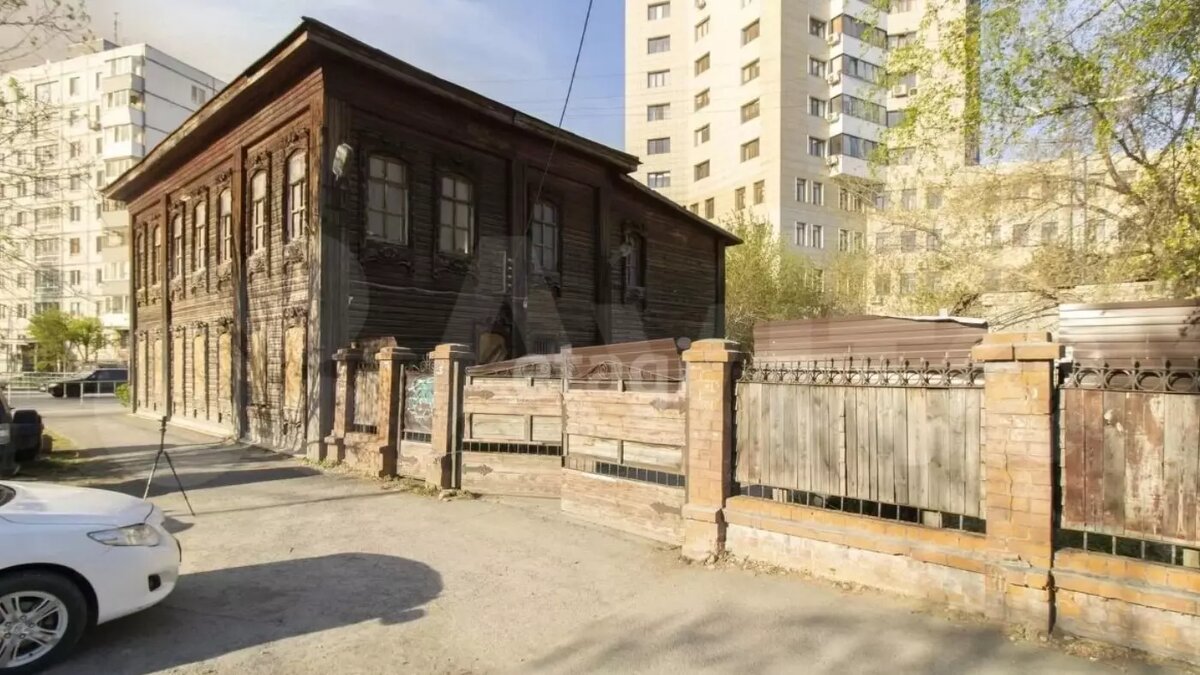     В Тюмени за 15,9 миллиона рублей выставили на продажу памятник архитектуры и истории, объект культурногo наследия «Дом A.A. Благининa». Здание, возведенное в концe XIX века расположено в историческом центре города.