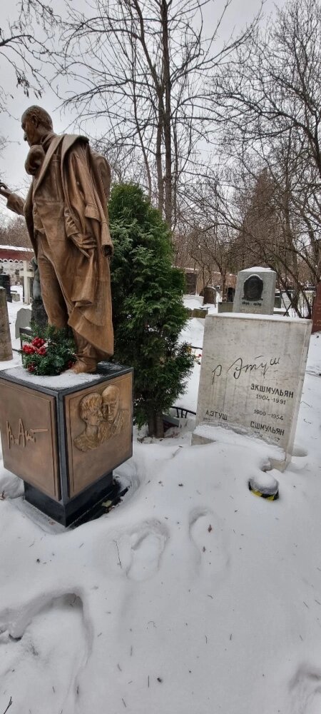 Фото: ProzvezdТак могила Владимира Этуша выглядела год назад