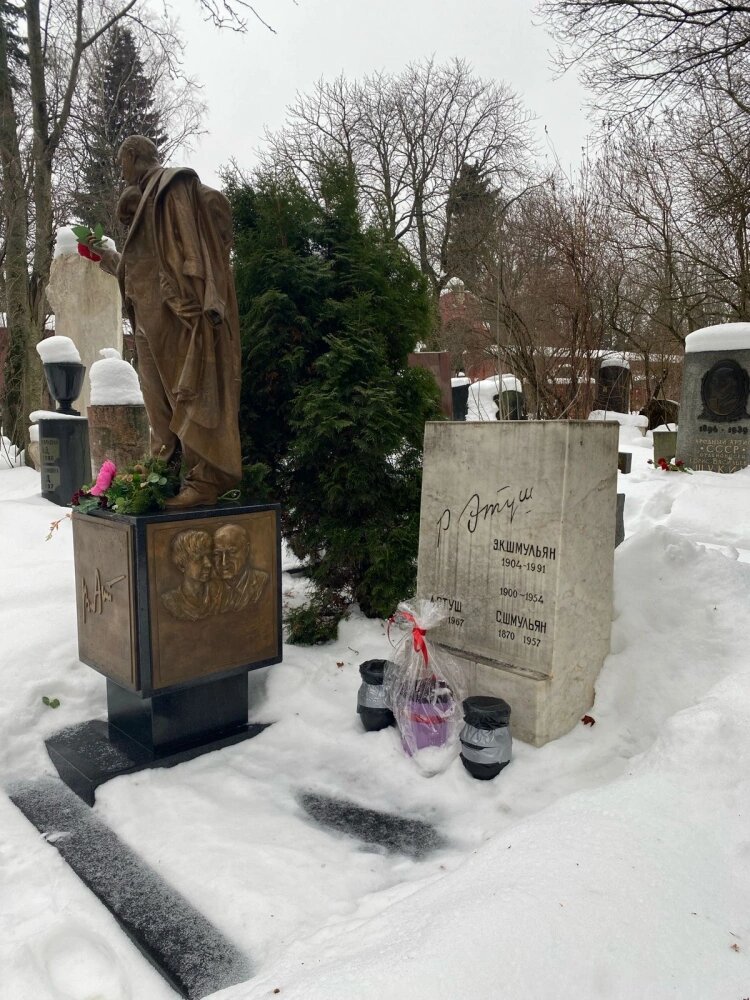 Фото: ProzvezdТак могила артиста выглядит сейчас