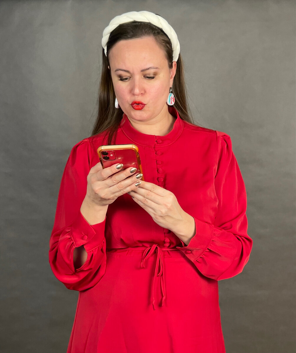 НИКОГДА НЕ МЕНЯЙТЕ НИ ЧЕГО В МОИХ ПРОЕКТАХ!

Любой проект, который я создаю для вас, НЕЛЬЗЯ 🚫 менять, корректировать , без моего согласия. 

Почему? 

Каждый раз объясняю, говорю, рассказываю и все равно время от времени возникает желание, что нибудь да поменять, в уже полностью сформированном и завершенном проекте. 

Во время работы над проектом, что то менять, можно. Как это происходит? Я разрабатываю весь проект, в котором каждый элемент находится в гармонии с другими. И если, что то не понравилось, ну прям совсем, сил нет. То заказчик сообщает мне и я меняю один элемент так, что бы не разрушить весь проект. И он снова собирается гармонично. Вы сами так не сможете сделать. Заменив один лишь элемент, можно развалить всю созданную конструкцию. 

Если вы когда нибудь шили вещи на заказ со свои дизайном, то вы понимаете о чем я сейчас пишу. 
Я шила пару раз и больше так не делаю. Потому, что это очень сложно, не так сшил рукав или другой элемент  и получилось 💩 и вещь в урну. 

А с интерьером ещё сложнее. По этой причине, просто ни чего не меняйте самостоятельно. Вы всегда можете обратиться ко мне и обсудить свою мысль. Я подкорректирую , как надо 🤝 и интерьер останется так же ювелирно сложённым.