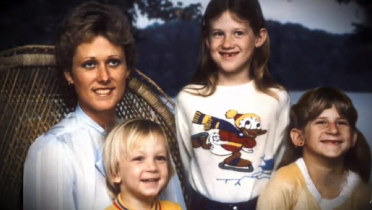 Дайан Даунс и её дети: Дэнни, Кристи и Шерил