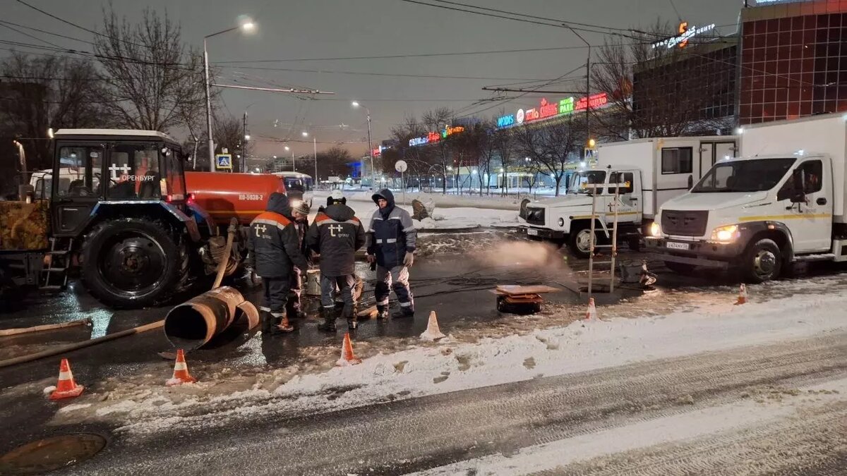 Повредило трубу: в Оренбурге ограничена подача тепла и воды в десятки жилых  домов | 56orb.ru | Дзен