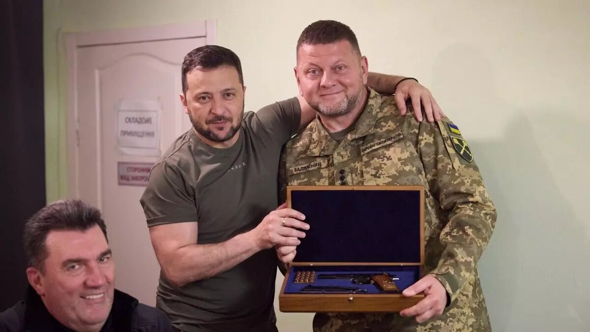     Украинский лидер Владимир Зеленский впервые подтвердил намерение уволить главнокомандующего ВСУ Валерия Залужного. В интервью итальянскому каналу RAI он заявил о «необходимой перезагрузке».