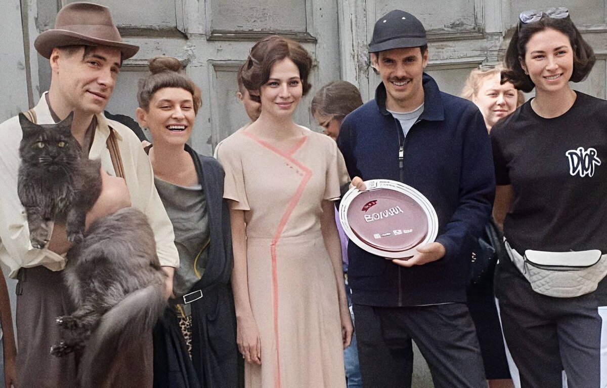 На съемочной площадке. В какой-то момент фильм планировали назвать "Воланд".