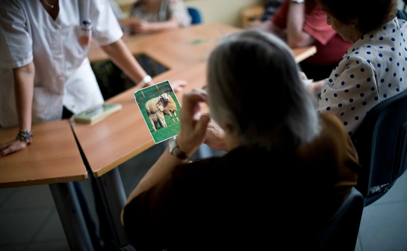 ученые записи. ученая над записями. ученый улыбается. студенты ученые. ученый пишет на стекле.