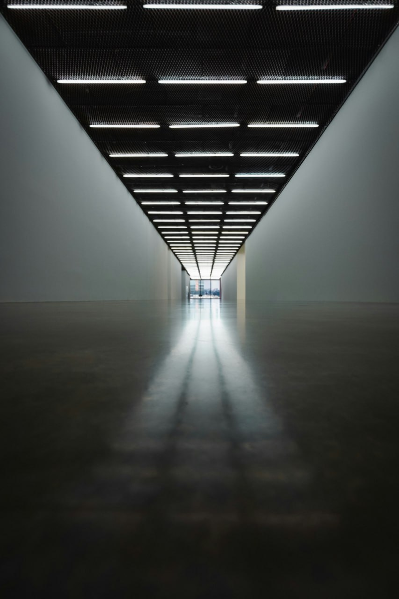 К чему снится идти по коридору. Силуэт в коридоре. Темный коридор тюрьмы вентворт. К чему снится идти по коридору. Человек в коридоре.