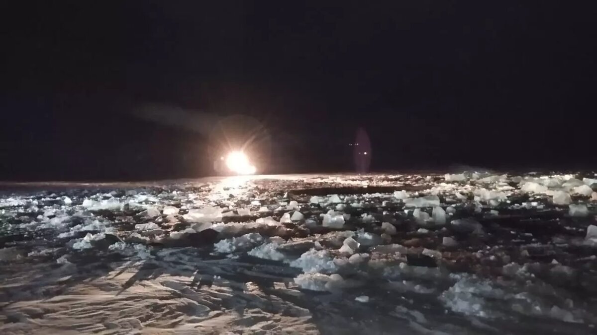     Обломки вертолета обнаружены в 10 км от берега: спасатели опубликовали кадры с места трагедии.