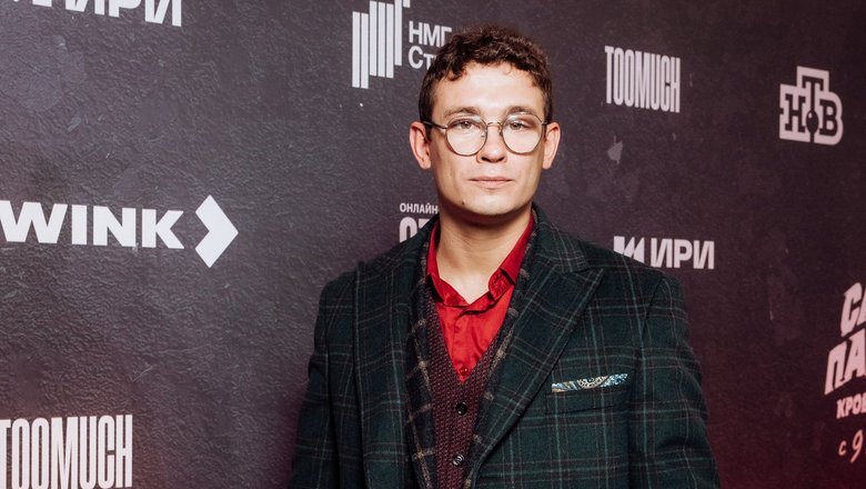 Красная рубашка не выглядет слишком броско из-за того, что ее перекрывает темный пиджак.