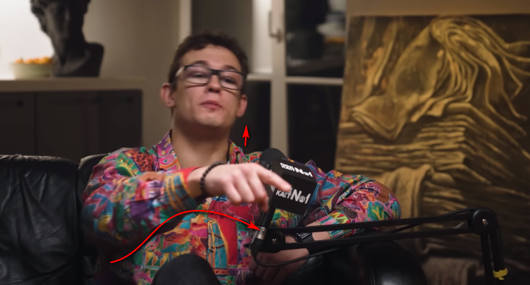 Никита часто использует жест "указывающий палец"