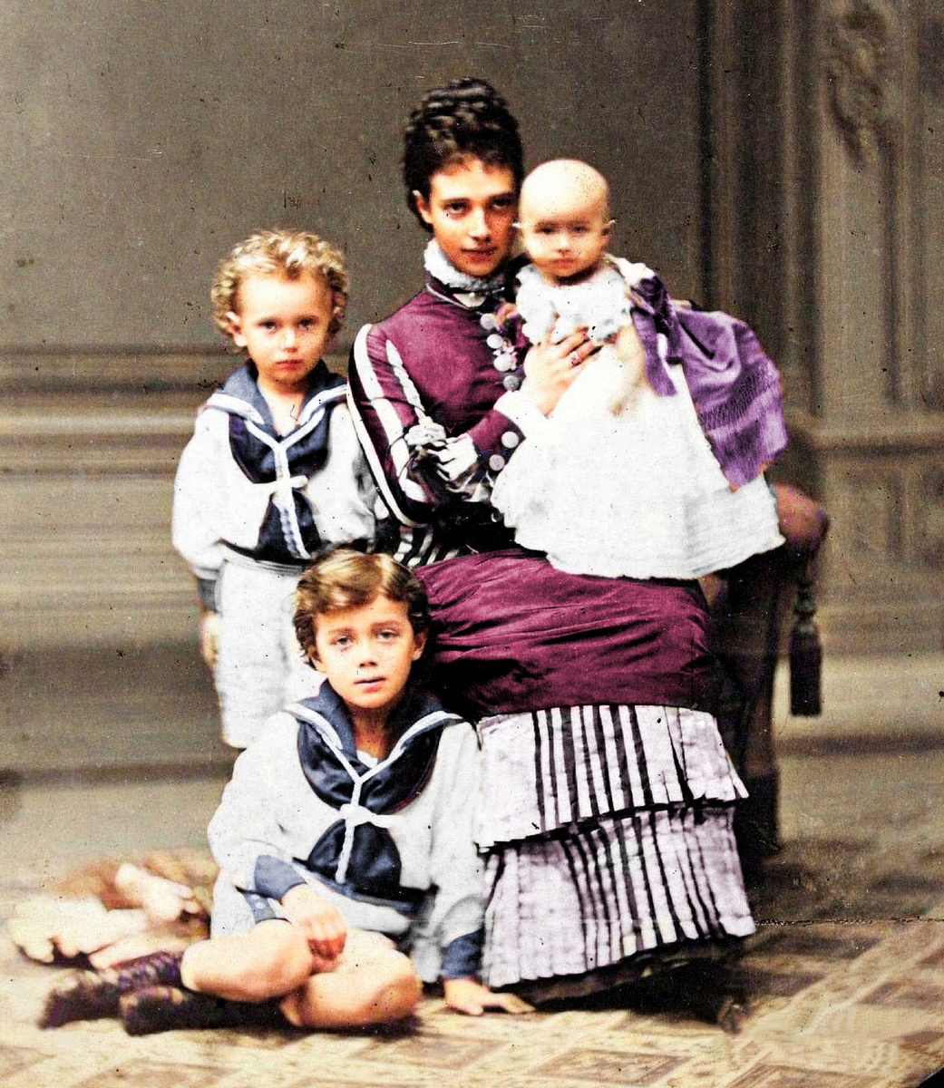 Будущая Императрица Мария Федоровна держит на руках свою дочь, Ксению, рядом стоит Георгий, сидит в ногах Николай 