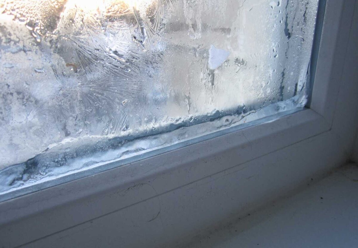 В окно сильно дует. Промерзают пластиковые окна. Промерзают пластиковые окна на балконе. Зимние окна ПВХ. Наледь на пластиковых окнах.