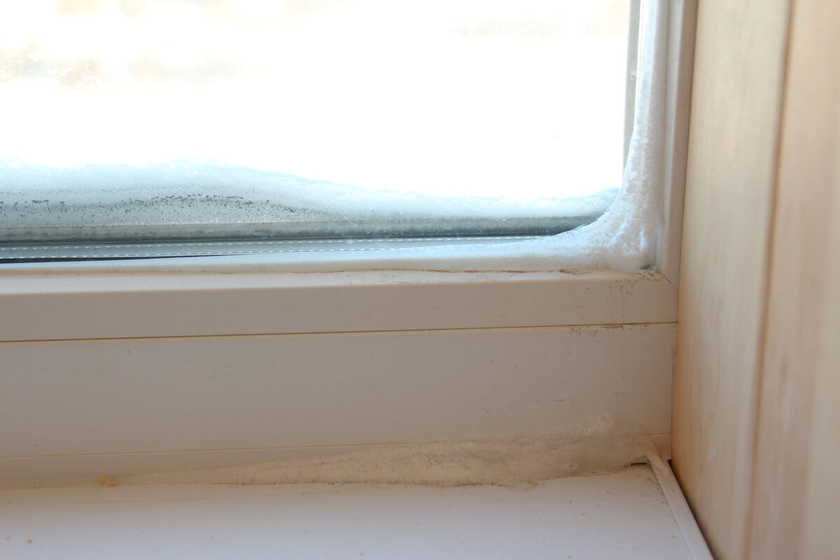 Почему на стекле окна образуется лед. Промерзают пластиковые окна. Некачественные пластиковые окна. Промерзает стеклопакет. Промерзает окно ПВХ.