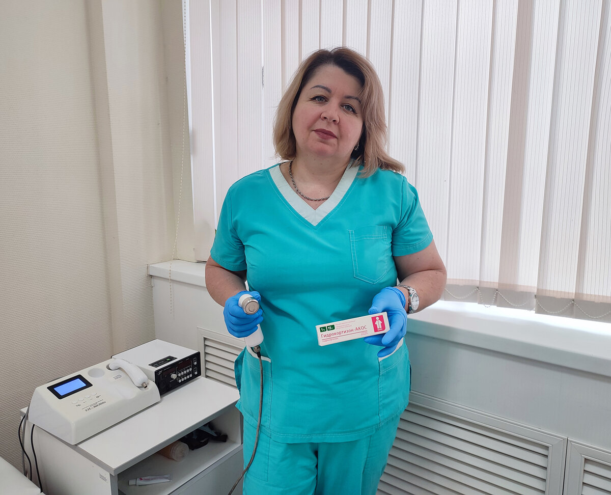 Ольга Дергилева ведёт подготовку к процедуре фонофореза с гидрокортизоном, этот метод хорошо работает при профилактике заболеваний опорно-двигательного аппарата