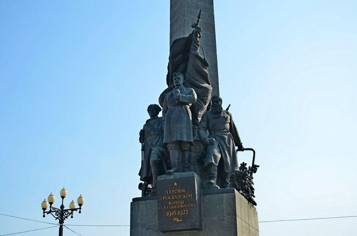 Памятники гражданской. Памятник на Комсомольской площади в Хабаровске.