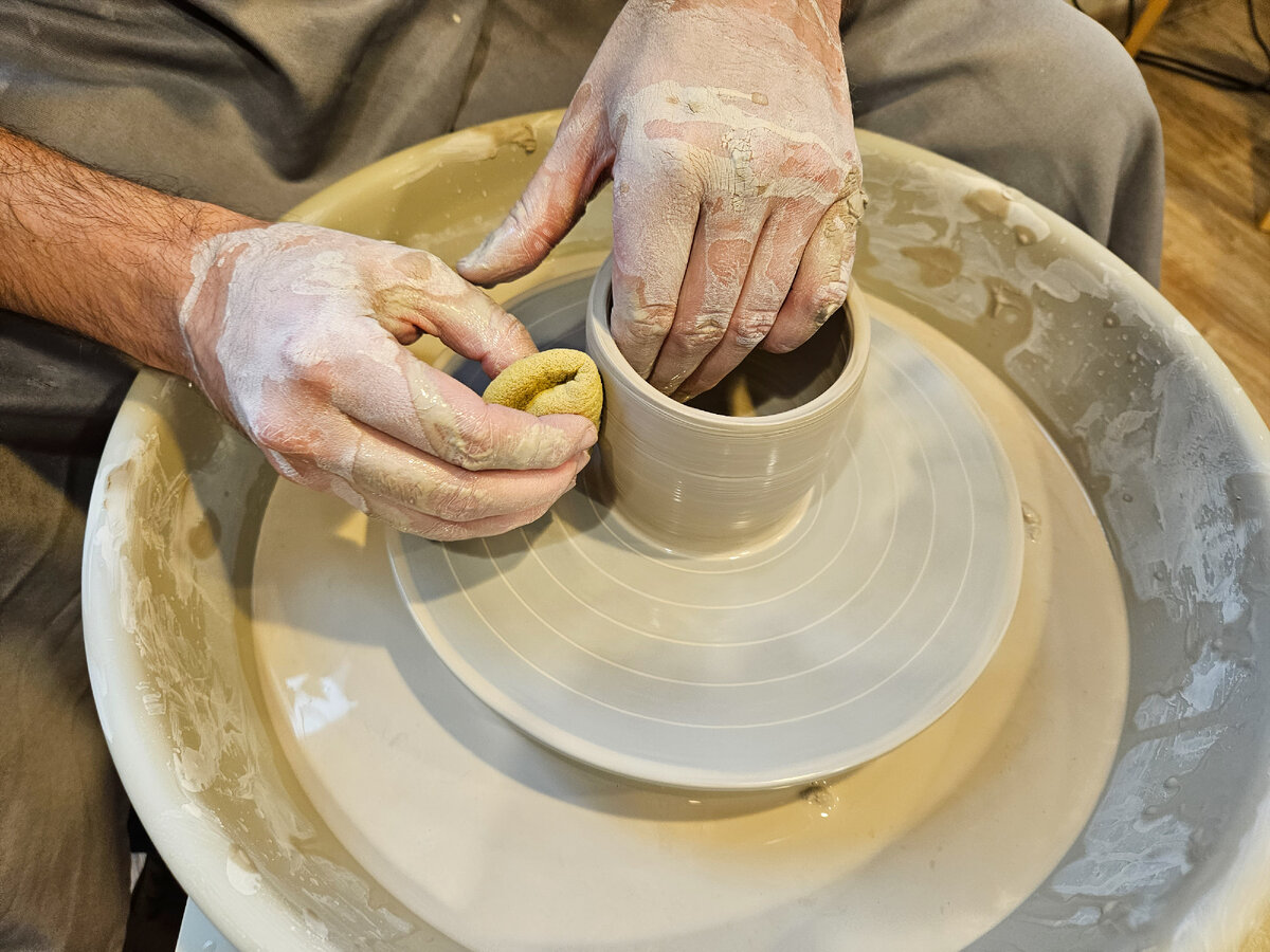 объятия влюбленных. нежная любовь. фотосессия на природе. вдвоем сходим. парень и девушка.