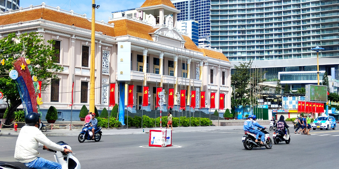 На месяц во Вьетнам, день 19. В Нячанге есть парк Горького, Галина, Саша, Катюша и СССР.