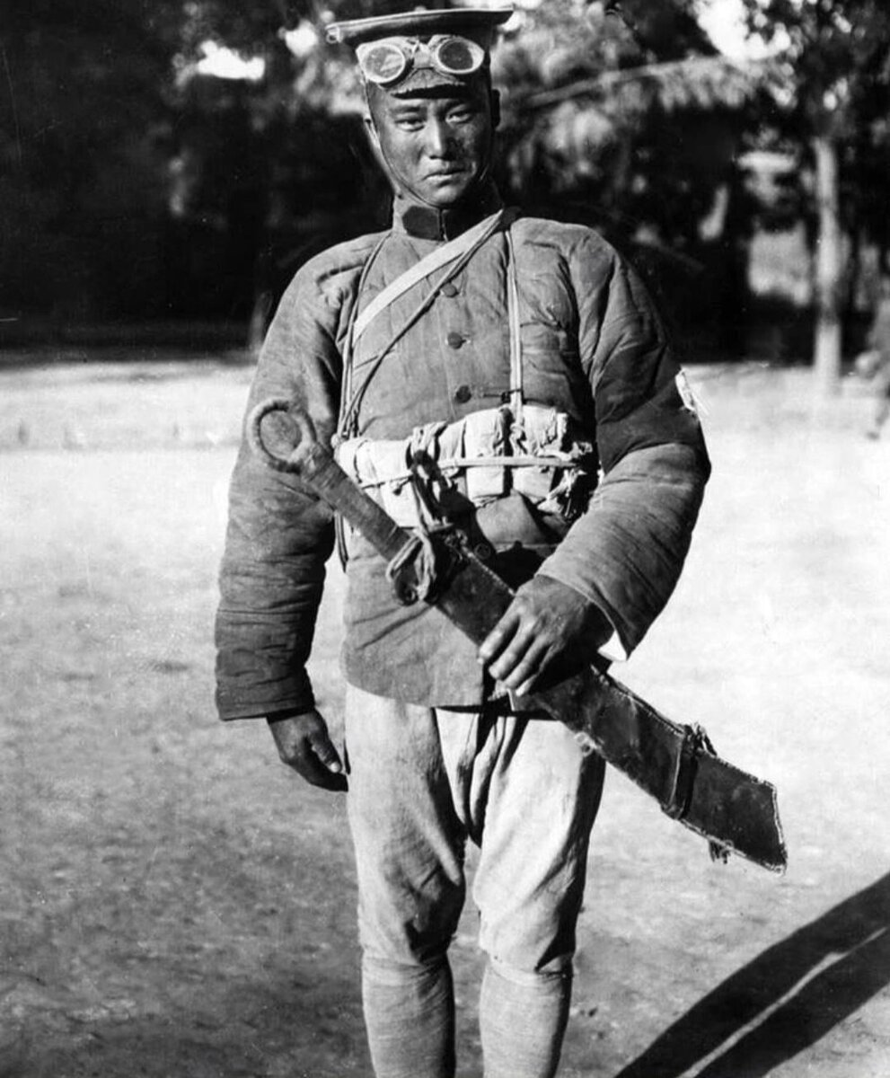 Китайский солдат вооружённый мечом дадао, служащий военачальнику Фэн Юйсяну, 1927 г.