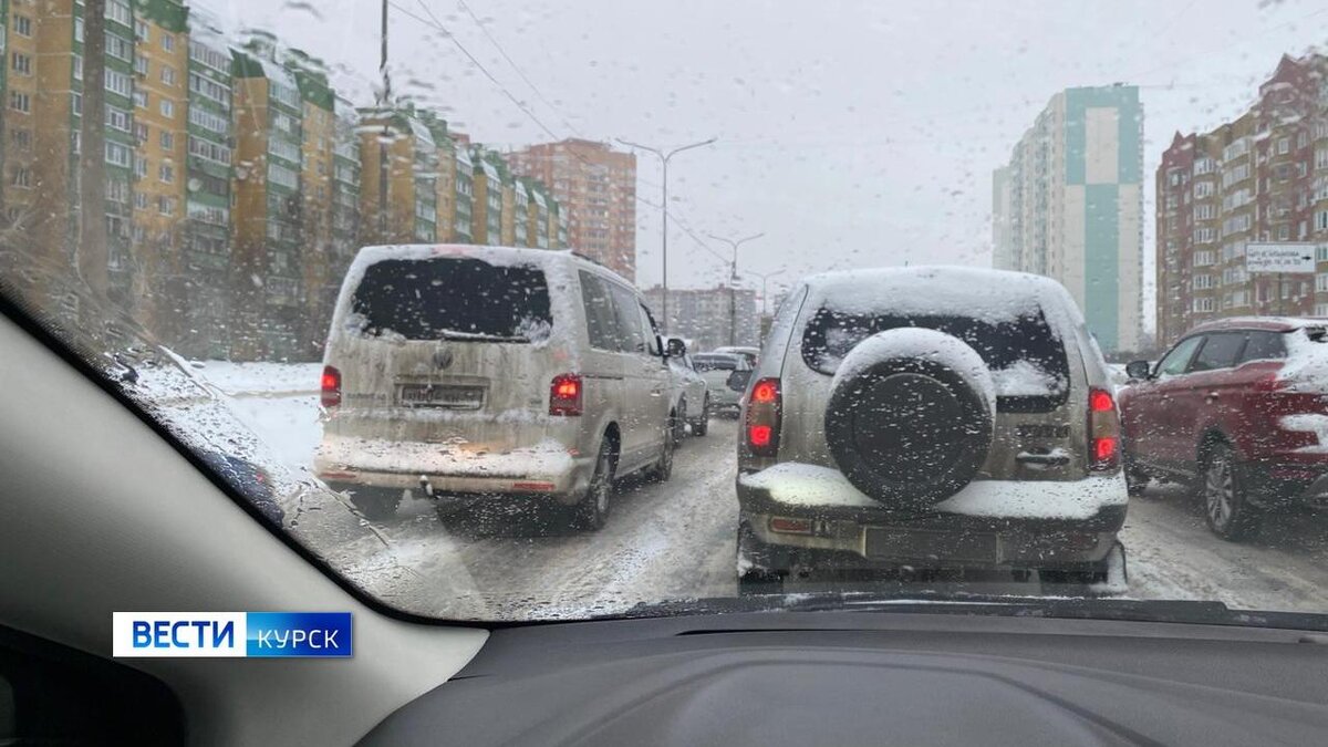 В Курске затруднено движение на проспекте Кулакова из-за ДТП | Вести-Курск  | Дзен