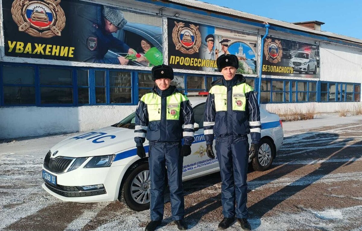 В Бурятии полицейские Александр Новоселов и Александр Ардагин спасли из  пожара женщину | «Подвиги» | Дзен