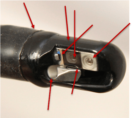 Изображение эндоскопа крупным планом. Красные стрелки указывают на разные поверхности эндоскопа. Источник: Linda Lybert