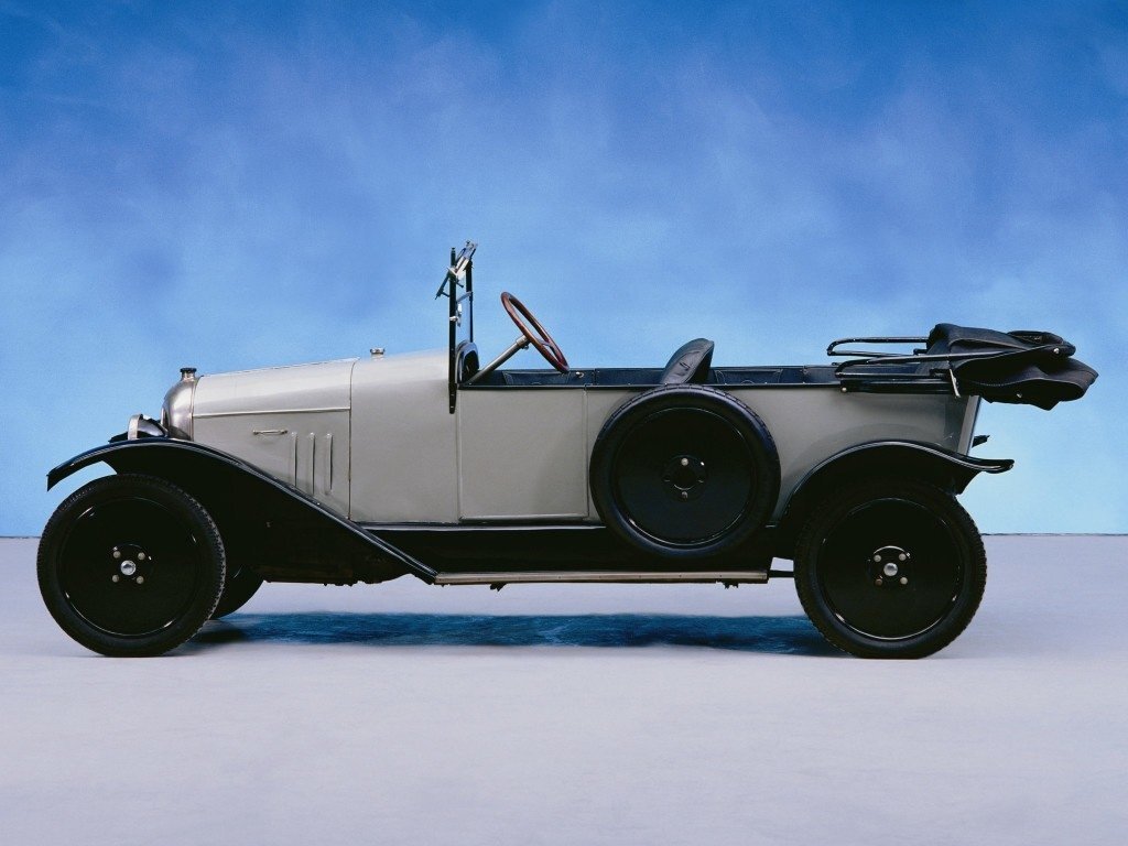 Citroen Type A (1919 год)  Завод Ford с гениальной конвейерной сборкой Андре Ситроен посетил в 1912 году. Эти знания позволили создать конкурентную четырехместную массовую модель с 10-сильной «четверкой» объемом 1327 «кубиков», способной разгонять автомобиль до максимальных 65 км/ч.