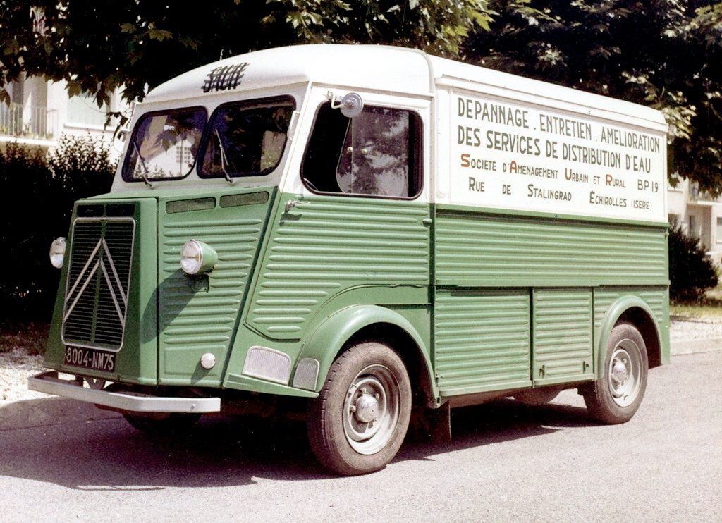 Citroen Type H (1947 год)  Спустя десятилетия успешного производства самых разных машин — от красивейших купе и кабриолетов до автобусов, грузовиков и даже военных вездеходов — фирма Андре Ситроена представила одну из моделей, которой суждено было стать лицом компании и которая до сих пор ассоциируется с именем основателя компании.