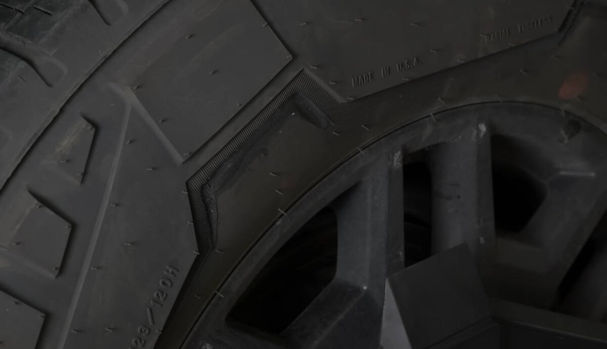 Протертая шина в месте контакта с накладкой  📷
