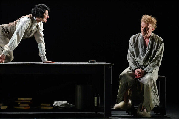 Алексей Серебряков и Ксения Раппопорт в сцене из спектакля «Эйнштейн и Маргарита» / einsteinandmargarita.com