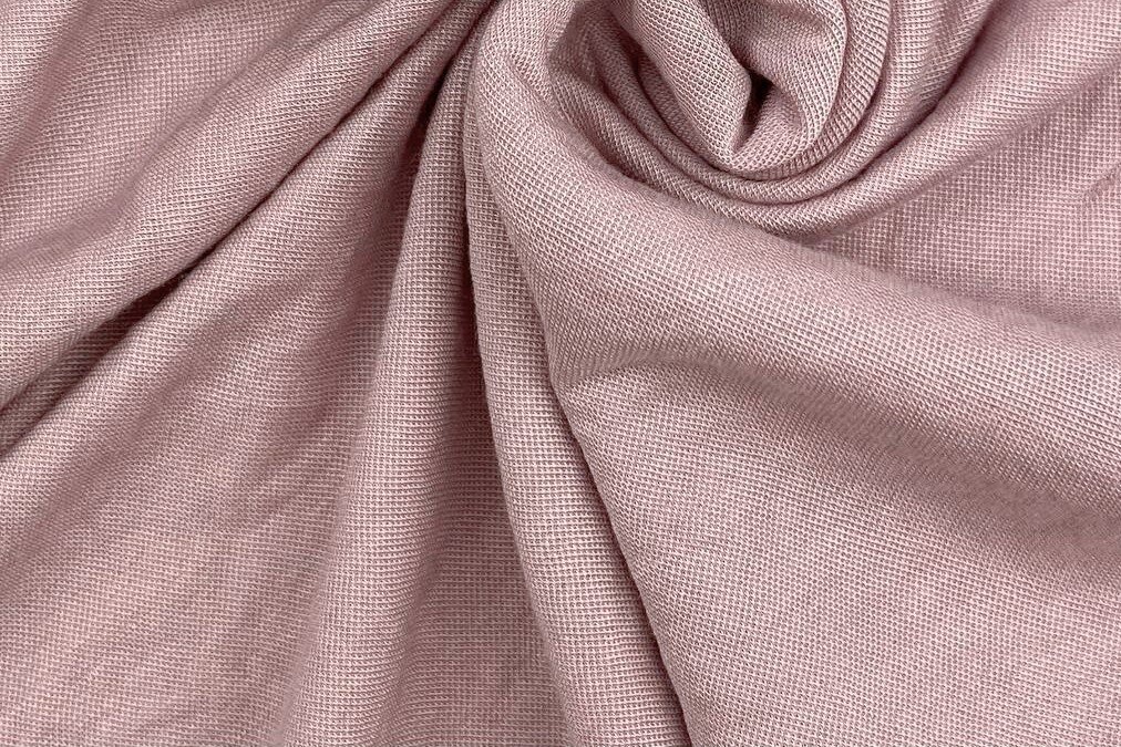 Трикотаж — эластичный материал, который вывязывают на специальных машинах. Качество и свойства полотна в первую очередь зависит от его состава. Рассказываем, на что обратить внимание при покупке.-3