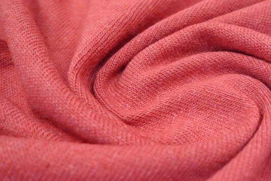 Трикотаж — эластичный материал, который вывязывают на специальных машинах. Качество и свойства полотна в первую очередь зависит от его состава. Рассказываем, на что обратить внимание при покупке.-4