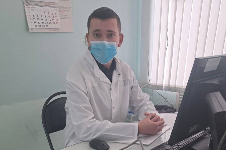 Общение врача с подростком. Красивый молодой врач. Девочка беседует с врачом. Магистратура врача. Врач с телефоном фото.