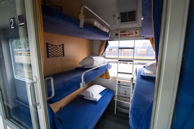 Примерно так выглядел наш ночной поезд. Как видите, у нас три полки бывают. Фото: Stefan Verkerk