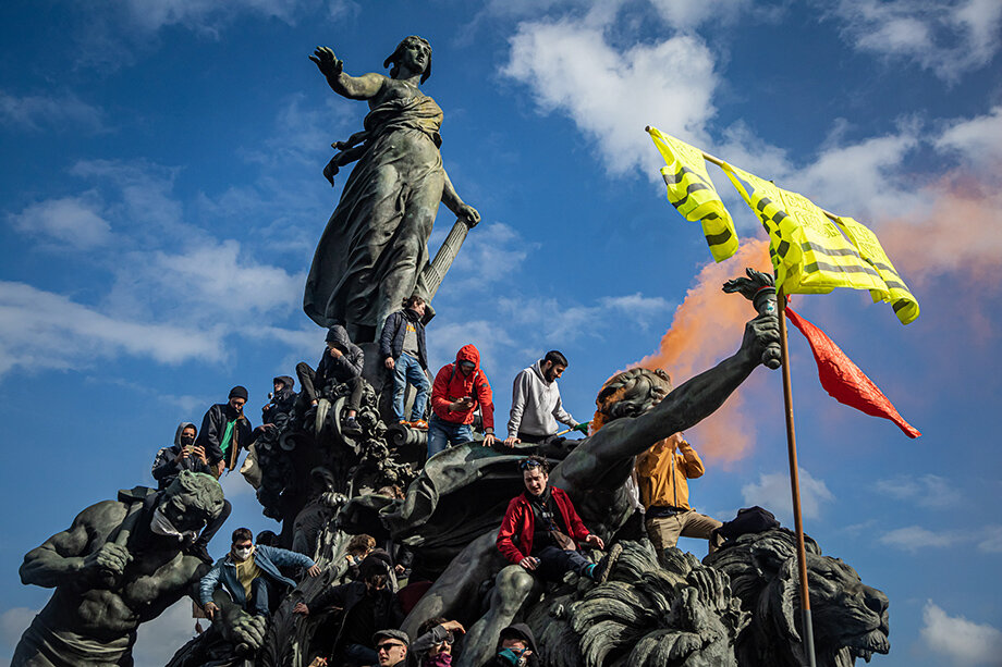 Май 2023 года. Протесты во Франции против пенсионной реформы в итоге переросли в массовые беспорядки. Фото: CHRISTOPHE PETIT TESSON/EPA/TASS