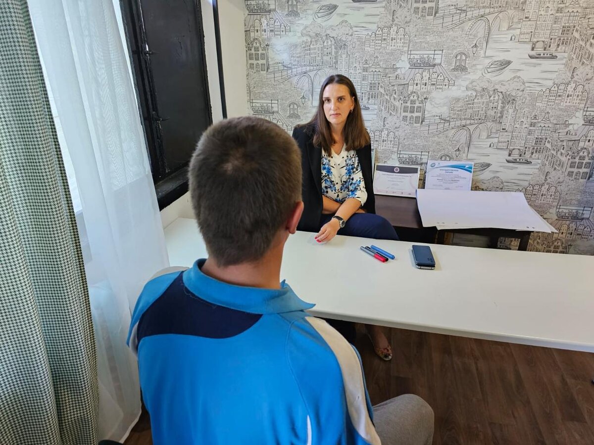 Дочь бежит к маме. Счастливый ребенок бежит к маме. Шаги навстречу дети. Шаги навстречу дети. Радостные дети бегут к родителям.