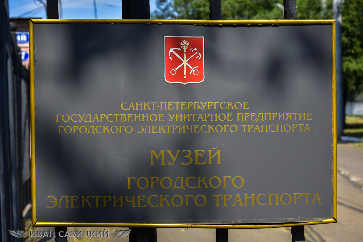 На входе в музей